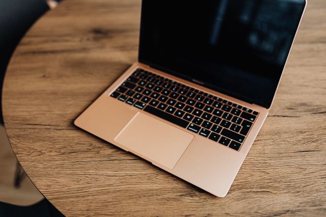notebook na stole
